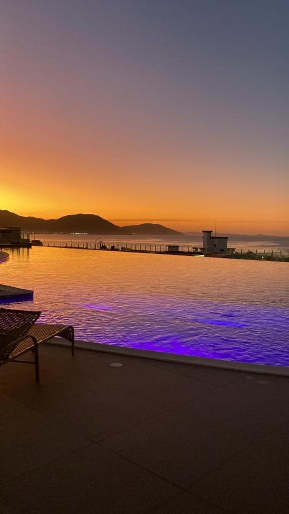 Apartamento Maravilhoso Com Piscina E Vista Mar Mirante Home Club ฟลอเรียนอโปลิส ภายนอก รูปภาพ